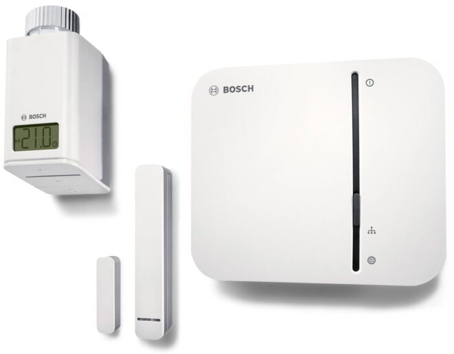 Zum Bosch Smart Home System gehört eine zunächst noch recht schmale Produktpalette, die (von links nach rechts) einen Thermostat, einen Tür- und Fenster-Kontakt sowie den Bosch Smart Home Controller umfasst. 