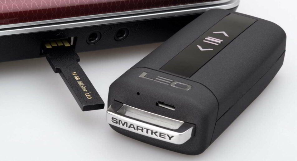 Unter anderem gibt es als optionales Zubehör für den LEO Smartkey einen 16 GByte großen USB-Speicher.