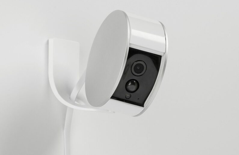 Die Wandhalterung für die Myfox Security Camera ermöglicht eine bessere Positionierung und Vergrößerung des Überwachungsbereichs.