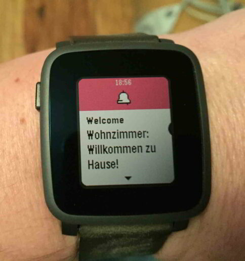 Nachrichten der Netatmo Welcome können Sie sich auch auf eine Smartwatch (hier eine Pebble) schicken lassen.