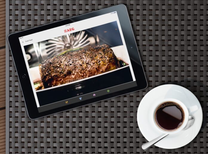 Durch die in den AEG ProCombi Plus Smart integrierte CookView-Kamera haben Sie die Speisen immer im Blick - auch beim entspannten Kaffeetrinken auf der Terrasse.