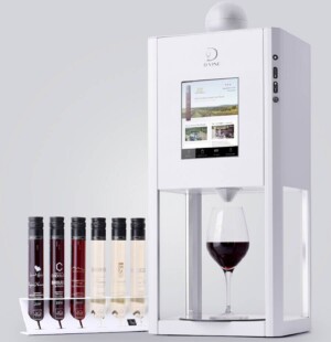 Der 10-Vins D-Vine Connect ist ihr digitaler Sommelier. Er schenkt perfekt dekantierten und temperierten Wein ein. 