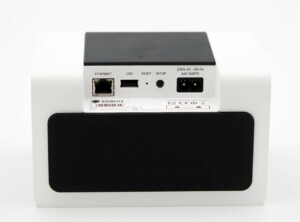Teufel One S: Netzwerk- und USB-Anschluss sind unter einer Abdeckung auf der Rückseite versteckt. 