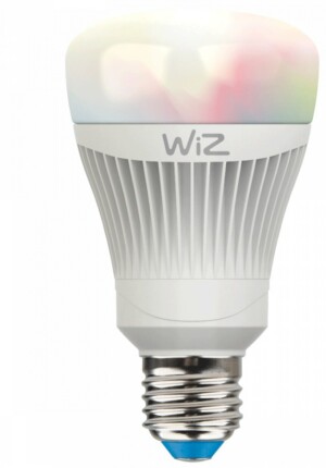 WiZ Colors A.E27: Die smarte LED-Lampe leuchtet mit bis zu 806 Lumen.