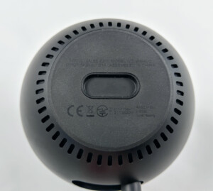 Der Lautsprecher des Amazon Echo Spot ist nach unten gerichtet. 