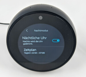 Den Nachtmodus mit Zeitplan bietet nur der Amazon Echo Spot.