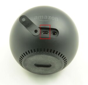 Der Amazon Echo Spot hat einen versteckten Micro-USB-Port.