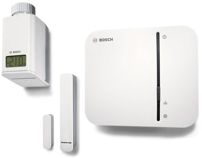 Zum Bosch Smart Home System gehört eine zunächst noch recht schmale Produktpalette, die (von links nach rechts) einen Thermostat, einen Tür- und Fenster-Kontakt sowie den Bosch Smart Home Controller umfasst.